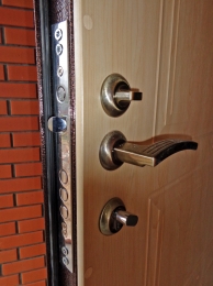 Замок, защелка и ручка двери металлической с МДФ