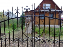 Кованное украшение ворот частного дома