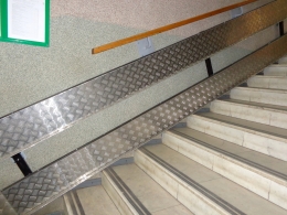 Пандус из алюминия с креплением на стену