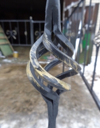 Кованный элемент оградки с декоративной покраской