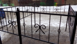 Оградка ритуальная с элементами ковки