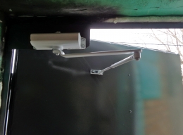 Дверь входная с доводчиком для Сбербанка