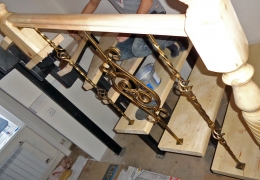 Перила с деревянными поручнями, балясины с ковкой