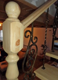 Столб перил лестничных с шаром