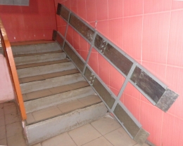 Пандус откидной из алюминия на метал. каркасе в подъезд