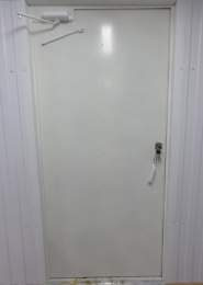 Дверь входная с доводчиком, белая