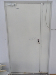 Дверь двустворчатая, обе створки открываются, стопорные засовы и доводчик