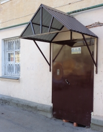 Козырек над подъездом металлический, покрытие профлист