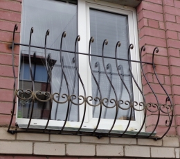 Дутая решетка на окно с ковкой