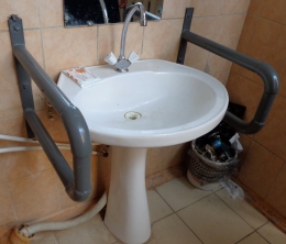 Поручни металлические для умывальника