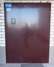 Дверь в подъезд рифленая, двустворчатая