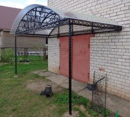 Козырек с опорами и кованными элементами, поликарбонат