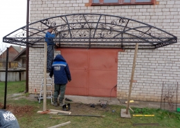 Монтаж козырька с ковкой специалистами компании