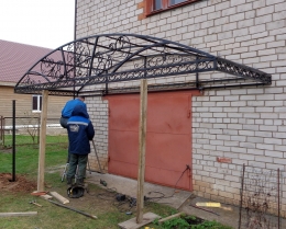 Установка козырька над входом в дом, дер. Хутынь