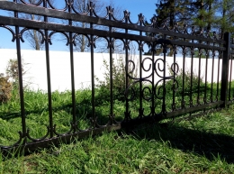 Ограждение мемориального комплекса с элементами ковки
