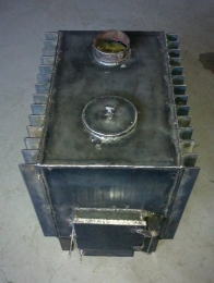 Печь отопительная из металла с кирпичом внутри