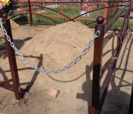 Ритуальное граждение с цепочкой на входе