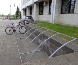 Стойка для парковки ведосипедов у здания УКБ Новобанк