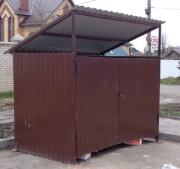 Мусорная площадка с крышей, ограждением и дверцами