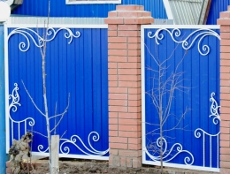 Забор из профлиста с кованным декором