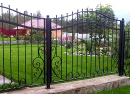 Забор металлический дугообразный с ковкой