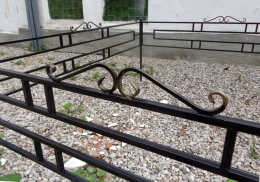 Оградка ритуальная с кованными элементами