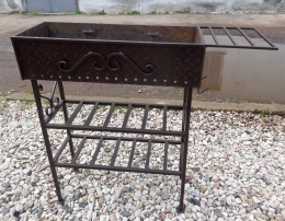 Мангал с кованным декором и полочками
