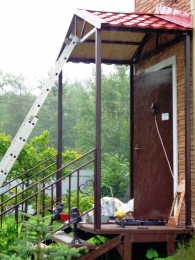 Козырек двухскатный с опорами