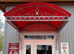 Козырек над входом металлический с ковкой, покрытие поликарбонат