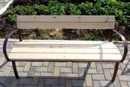 Скамейка уличная с округлыми ажурными поручнями