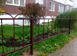 Газонное ограждение металл, столбы с заглушками