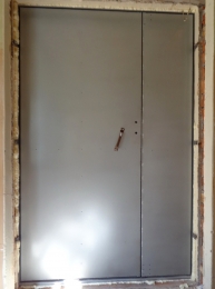 Дверь техническая друстворчатая, вид изнутри