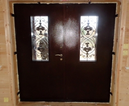 Двери входные с ковкой и стеклопкетом вид изнутри