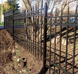 Ограждение территории из металла с ковкой