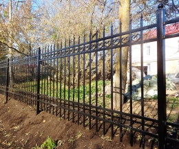 Забор из металла с пиками и ковкой