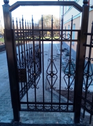 Калитка с кованным декором и пиками