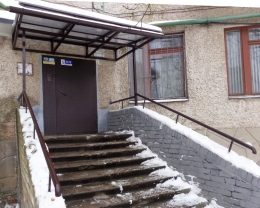 Перила для лестницы в подъезд многоквартирного дома