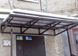 Козырек над входом (каркас металл, покрытие поликарбонат)