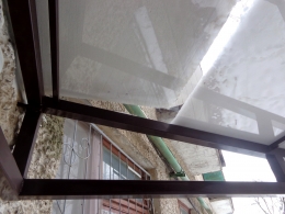 Покрытие козырька - монолитный поликарбонат