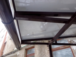 Козырек односкатный с водостоком (метал. каркас и прозрачный поликарбонат)