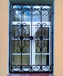 Решетка оконная с кованным декором, глухая