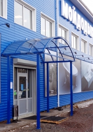 Козырек на опорах увеличенный для магазина Мойдодыр
