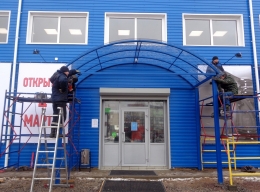 Монтаж козырька металлического на опорах с монокарбонтом