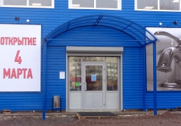 Козырек-навес на опорах металлический над входом в магазин