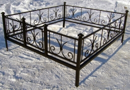 Оградка на могилу металлическая с ковкой