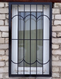 Решетка металлическая оконная, узкая