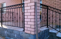 Кованные перила лестницы и крыльца