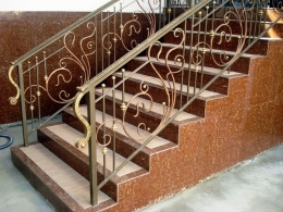 Кованые перила лестницы на второй этаж