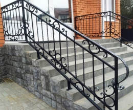 Перила с ковкой для входной лестницы