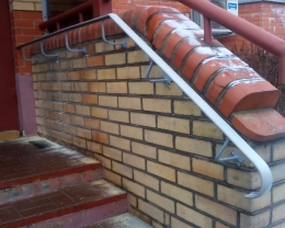 Поручень настенный уличный (металл и пластик)